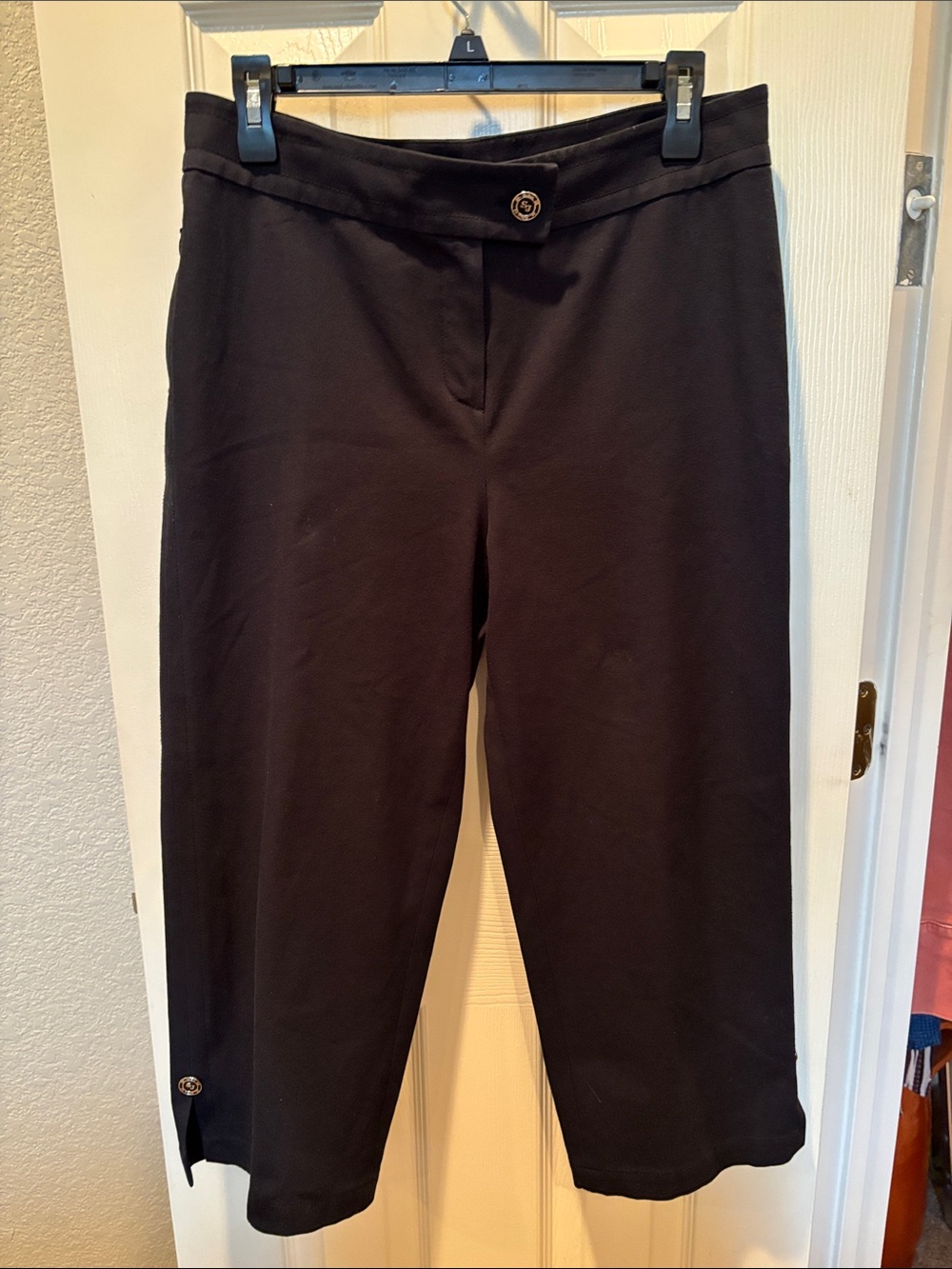 Vintage St. John Sport Black Capri Pants Silver SJ Button Size 8